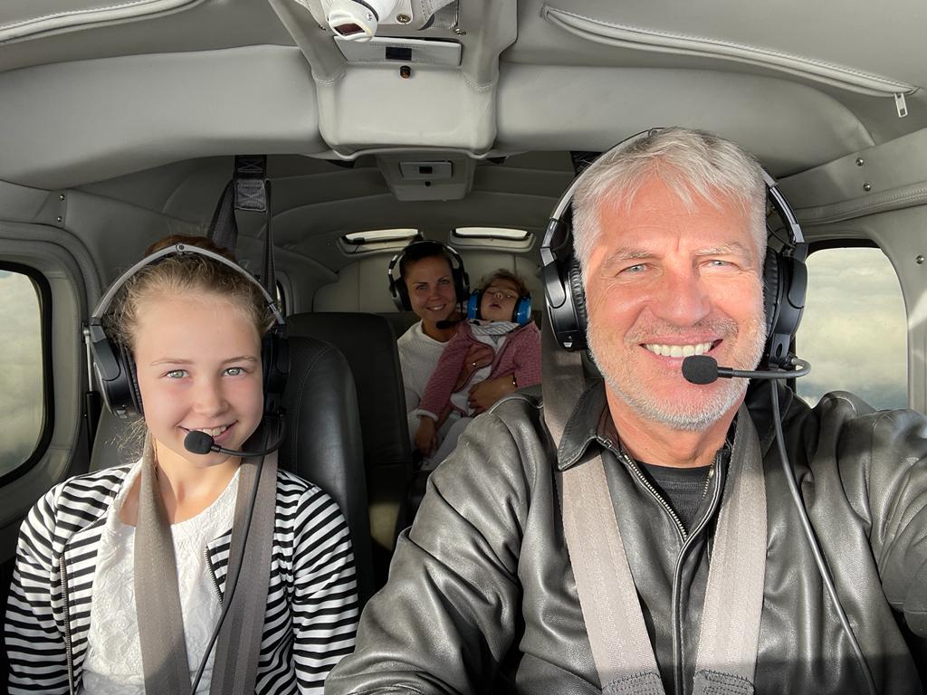 Anni und Maja fliegen mit Pilot Dr. Kraus