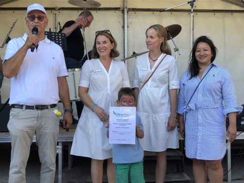 Luegalleefest 2022, Klaus Wiercimok (Vorstand Flying Hope), Dr. Beate Jürgens, Dr. Susanne Hörmann und die Gewinnerin des Rundflugs Hanh Kaul, Apothekerin bei der Kleeblatt Apotheke in Heerdt